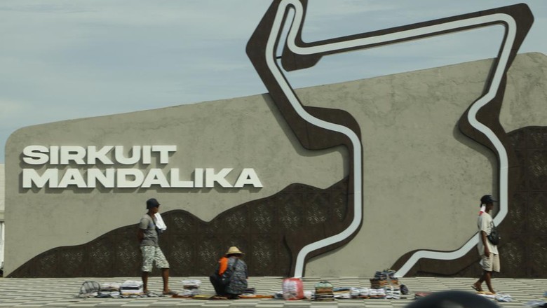 Penjual di Sirkuit Mandalika Penjual menggelar lapak di depan Sirkuit Mandalika