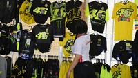 Selain menonton jalannya balapan MotoGP Pertamina Grand Prix of Indonesia 2022, sebagian penonton juga membeli pernak-pernik khas bertema MotoGP.