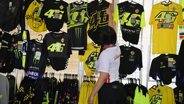 Sejumlah penonton membeli pernak-pernik berupa kaos dan topi VR46 yang merupakan merek apparel milik legenda MotoGP Valentino Rossi di Pertamina Mandalika International Street Circuit, Lombok Tengah, NTB, Sabtu (19/3/2022). Selain menonton jalannya balapan MotoGP Pertamina Grand Prix of Indonesia 2022, sebagian penonton juga membeli pernak-pernik khas bertema MotoGP. ANTARA FOTO/Andika Wahyu