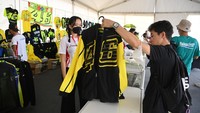 Salah satu stand yang diserbu penonton adalah stand VR46 yang menjajakan pernak-pernik khas juara dunia MotoGP sembilan kali, Valentino Rossi.  