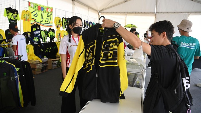Sejumlah penonton membeli pernak-pernik berupa kaos dan topi VR46 yang merupakan merek apparel milik legenda MotoGP Valentino Rossi di Pertamina Mandalika International Street Circuit, Lombok Tengah, NTB, Sabtu (19/3/2022). Selain menonton jalannya balapan MotoGP Pertamina Grand Prix of Indonesia 2022, sebagian penonton juga membeli pernak-pernik khas bertema MotoGP. ANTARA FOTO/Andika Wahyu