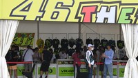 Pembeli memilih jaket VR46 yang merupakan merek apparel milik legenda MotoGP Valentino Rossi di Pertamina Mandalika International Street Circuit, Lombok Tengah, NTB, Sabtu (19/3/2022).  