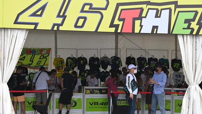 Sejumlah penonton membeli pernak-pernik berupa kaos dan topi VR46 yang merupakan merek apparel milik legenda MotoGP Valentino Rossi di Pertamina Mandalika International Street Circuit, Lombok Tengah, NTB, Sabtu (19/3/2022). Selain menonton jalannya balapan MotoGP Pertamina Grand Prix of Indonesia 2022, sebagian penonton juga membeli pernak-pernik khas bertema MotoGP. ANTARA FOTO/Andika Wahyu