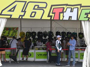 Pernak-pernik VR46 Rossi Diserbu Penonton MotoGP Mandalika
