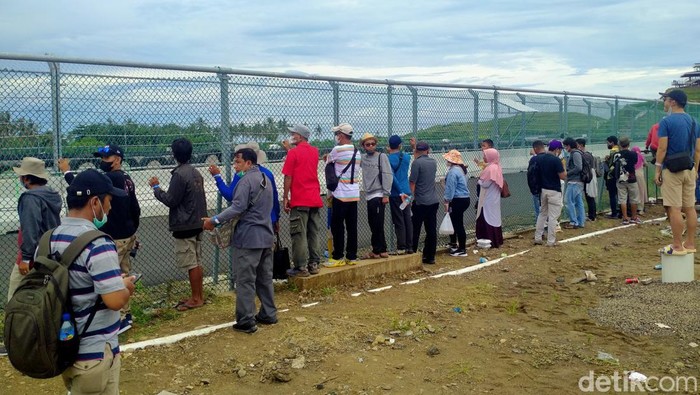 Penonton warga lokal mereka mengaku hanya bisa menonton dari balik pagar besi pinggir Sirkuit Mandalika meski sudah membeli tiket MotoGP. (Faruk/detikcom)