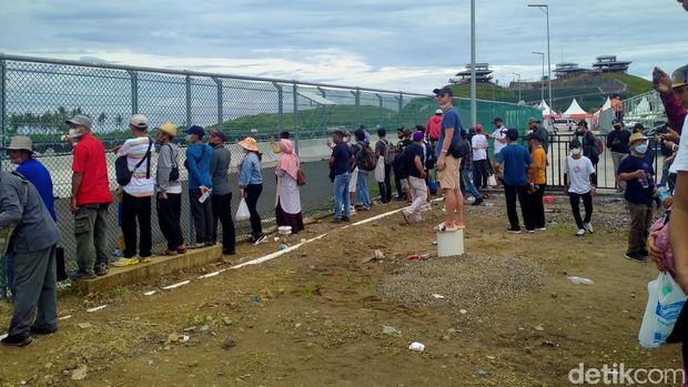 Penonton warga lokal mereka mengaku hanya bisa menonton dari balik pagar besi pinggir Sirkuit Mandalika meski sudah membeli tiket MotoGP. (Faruk/detikcom)