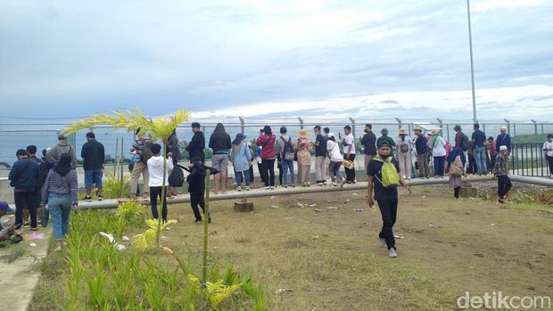 Penonton warga lokal mereka mengaku hanya bisa menonton dari balik pagar besi pinggir Sirkuit Mandalika meski sudah membeli tiket MotoGP. (Faruk/detikcom)