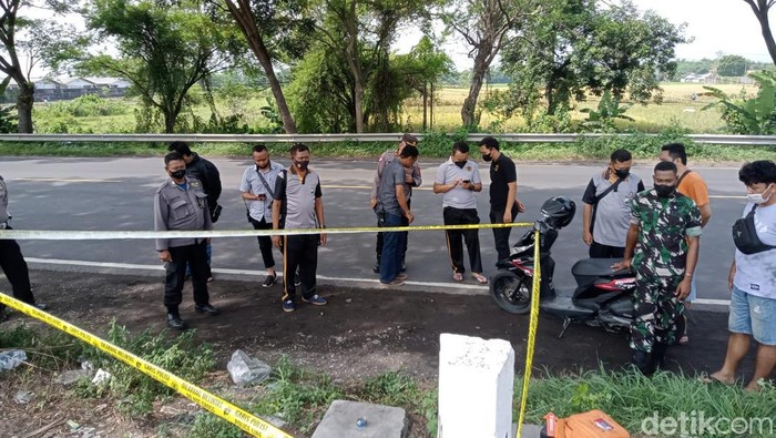 Seorang pria ditemukan tergeletak dengan kondisi mengenaskan. Pria itu ditemukan kritis di Jalan Raya Pantura, Desa Bayeman, Kecamatan Tongas, Kabupaten Probolinggo. Sabtu (19/3/2022).