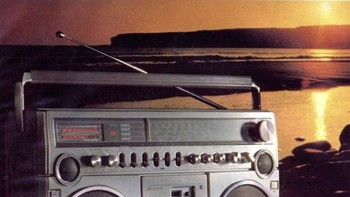 Boombox ini harganya nggak kalah malah, Rp 8,2 juta. Harga perangkat tersebut itu masih mengacu ketika dijual saat itu, belum termasuk inflasi yang bisa lebih mahal lagi. Foto: Bored Panda