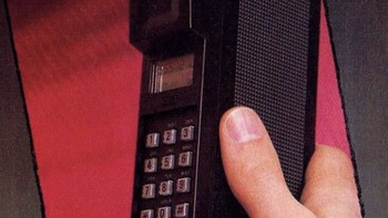 Ini bentuk ponsel waktu baru hadir. Harganya saja sudah Rp20 jutaan setara smartphone canggih kelas premium untuk model saat ini. Foto: Bored Panda