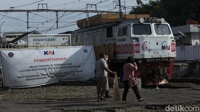 Uji coba penutupan perlintasan sebidang kereta api di Jl Bungur 17, Kemayoran, Jakarta Pusat selesai. Pintu perlintasan akan resmi ditutup usai JPO dibangun.