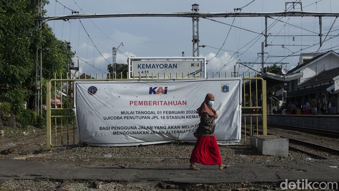 Uji coba penutupan perlintasan sebidang kereta api di Jl Bungur 17, Kemayoran, Jakarta Pusat selesai. Pintu perlintasan akan resmi ditutup usai JPO dibangun.