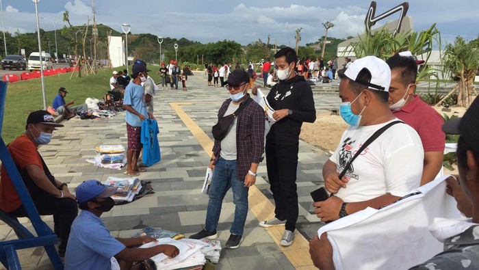Petani di Mandalika raup cuan dari jualan dadakan kaus MotoGP Mandalika