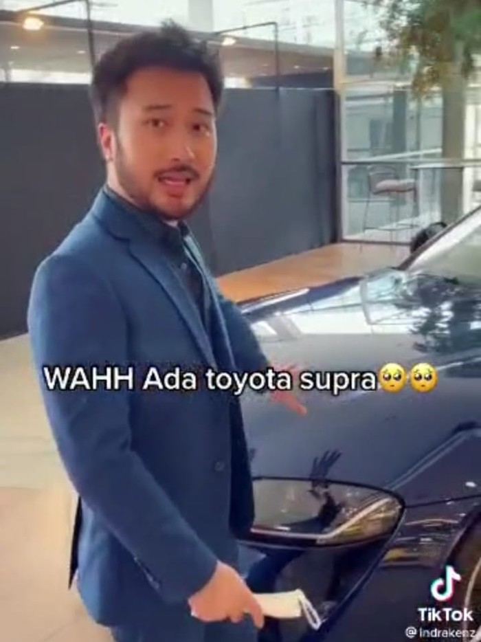 Polisi menyebut Indra Kenz hanya pura-pura membeli mobil mewah Toyota Supra GR hingga Rolls-Royce dari showroom Prestige Motorcars milik Rudy Salim. (TikTok @indrakenz)