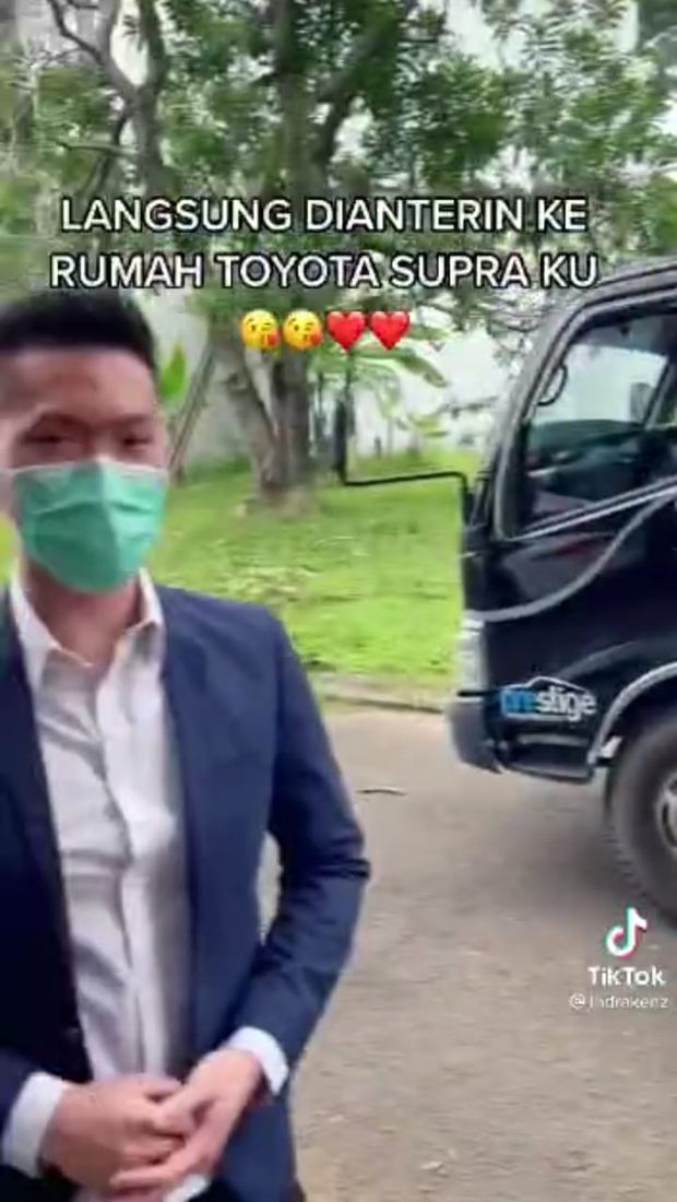 Polisi menyebut Indra Kenz hanya pura-pura membeli mobil mewah Toyota Supra GR hingga Rolls-Royce dari showroom Prestige Motorcars milik Rudy Salim. (TikTok @indrakenz)