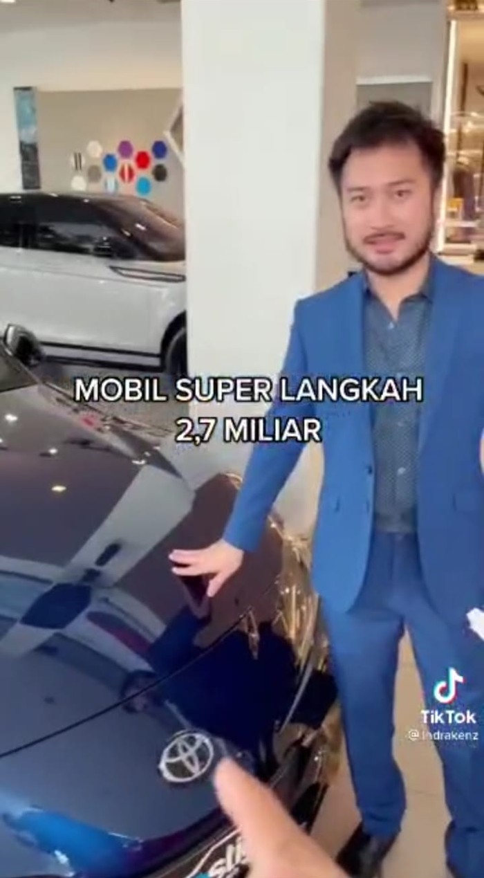 Polisi menyebut Indra Kenz hanya pura-pura membeli mobil mewah Toyota Supra GR hingga Rolls-Royce dari showroom Prestige Motorcars milik Rudy Salim. (TikTok @indrakenz)