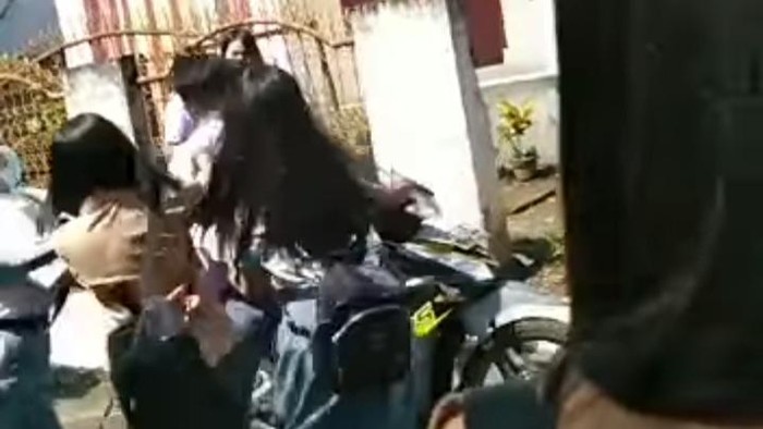 Potongan video viral pengeroyokan di Minahasa Tenggara, Sulut.