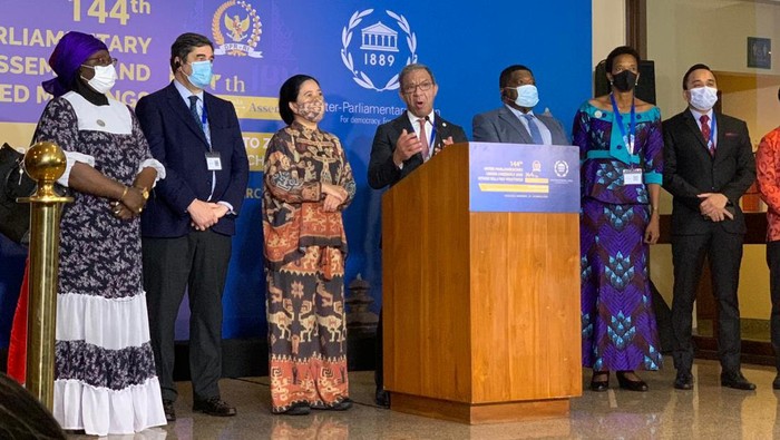 Presiden IPU Duarte Pachecho (tengah).