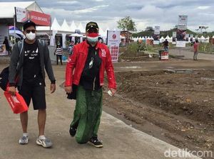 Tiru Gaya Jokowi saat Kemah di IKN, Pria Ini Pakai Sarung Nonton MotoGP