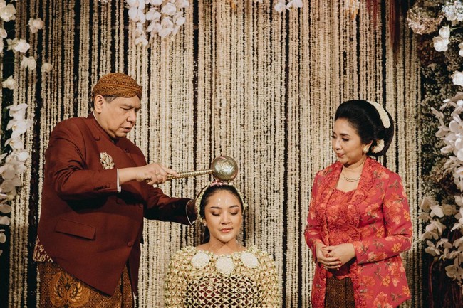 Usai Sungkeman, Putri Tanjung berganti busana mengenakan rajutan dan bando melati, untuk prosesi siraman. Dalam prosesi siraman ini sejumlah toko wanita ikut menjalani ritual Siraman di antaranya Mien R. Uno, Herawati Boediono, Nina Akbar Tanjung dan Menteri Keuangan Sri Mulyani. Foto: Samuel Rustandi/morden.co