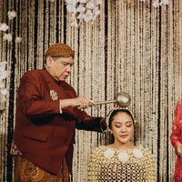 Usai Sungkeman, Putri Tanjung berganti busana mengenakan rajutan dan bando melati, untuk prosesi siraman. Dalam prosesi siraman ini sejumlah toko wanita ikut menjalani ritual Siraman di antaranya Mien R. Uno, Herawati Boediono, Nina Akbar Tanjung dan Menteri Keuangan Sri Mulyani. Foto: Samuel Rustandi/morden.co