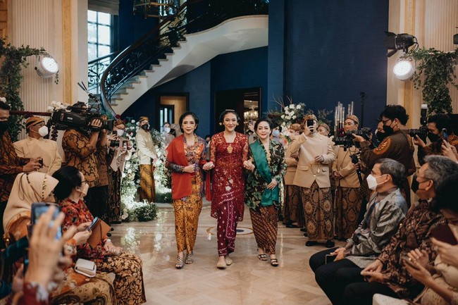 Putri Tanjung tampil dengan kebaya merah setelah acara siraman. Kebaya yang dikenakannya ini merupakan rancangan desainer Ekhi Anam yang sudah mengenal Putri sejak kecil. Foto: Samuel Rustandi/morden.co