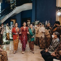 Putri Tanjung tampil dengan kebaya merah setelah acara siraman. Kebaya yang dikenakannya ini merupakan rancangan desainer Ekhi Anam yang sudah mengenal Putri sejak kecil. Foto: Samuel Rustandi/morden.co