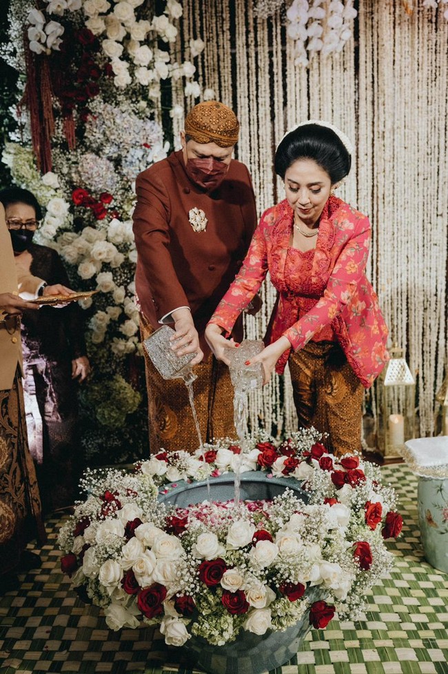 Siraman diawali dengan pemasangan beleketepe dan tetuwuhan oleh Chairul Tanjung dan Anita Ratnasari Tanjung. Kemudian diikuti dengan pencampuran air dari tujuh sumber mata air. Foto: Samuel Rustandi/Morden.co