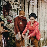 Siraman diawali dengan pemasangan beleketepe dan tetuwuhan oleh Chairul Tanjung dan Anita Ratnasari Tanjung. Kemudian diikuti dengan pencampuran air dari tujuh sumber mata air. Foto: Samuel Rustandi/Morden.co