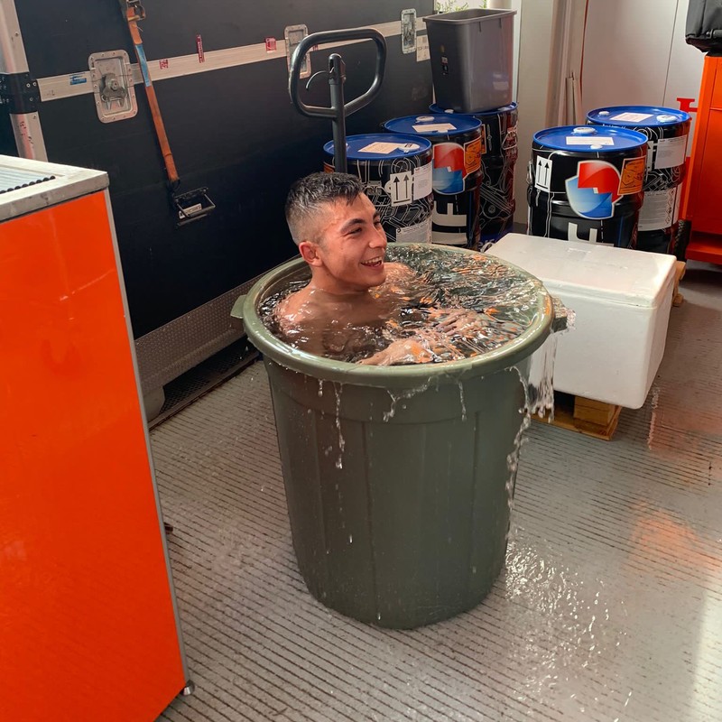 Cuaca panas sudah bukan hal asing lagi di Indonesia. Saat cuaca panas, orang-orang memilih untuk ngadem. Begitupun yang dilakukan pembalap MotoGP di Sirkuit Mandalika.