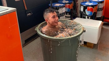 Efek cuaca panas juga membuat MotoGP Tim KTM Tech3, Raul Fernandez memilih berendam di ember. Dok. Twitter/Tech3Racing  