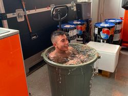 Ragam Tingkah Pembalap MotoGP Saat Ngadem Gegara Kepanasan