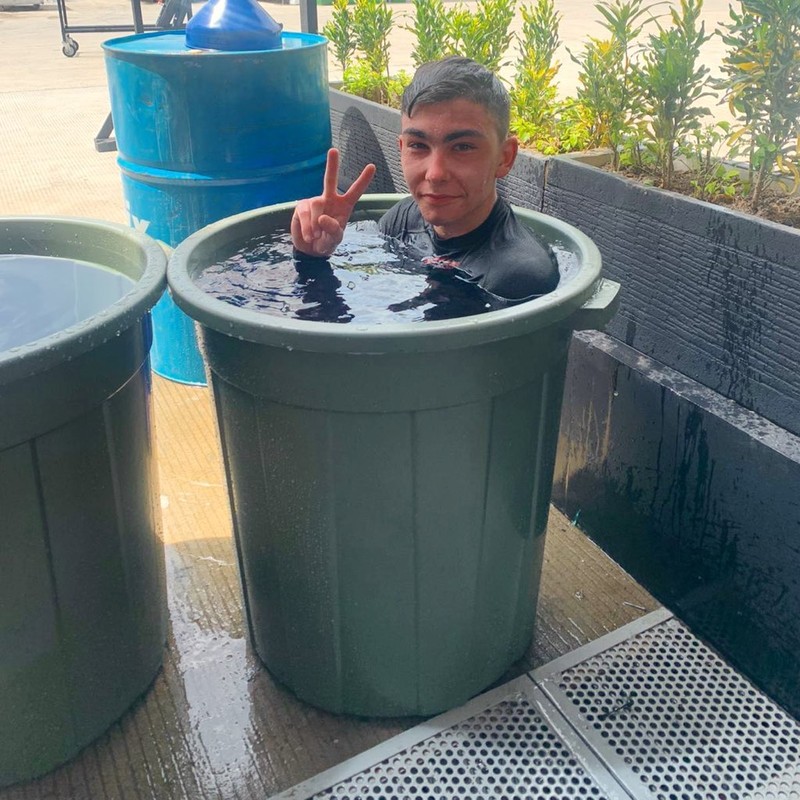 Cuaca panas sudah bukan hal asing lagi di Indonesia. Saat cuaca panas, orang-orang memilih untuk ngadem. Begitupun yang dilakukan pembalap MotoGP di Sirkuit Mandalika.