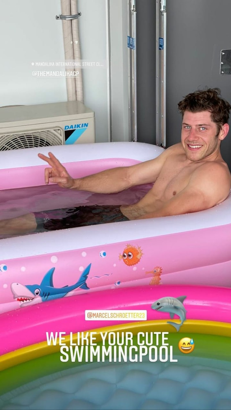 Cuaca panas sudah bukan hal asing lagi di Indonesia. Saat cuaca panas, orang-orang memilih untuk ngadem. Begitupun yang dilakukan pembalap MotoGP di Sirkuit Mandalika.