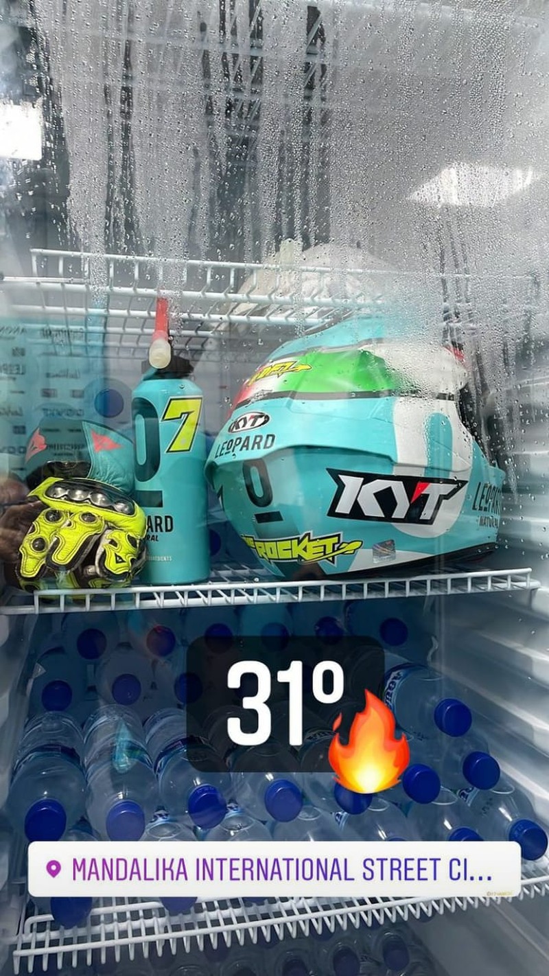 Cuaca panas sudah bukan hal asing lagi di Indonesia. Saat cuaca panas, orang-orang memilih untuk ngadem. Begitupun yang dilakukan pembalap MotoGP di Sirkuit Mandalika.