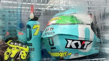 Berbeda dari yang lain, Dennis Foggia memilih untuk memasukkan helm dan sarung tangannya ke dalam kulkas. Cara ini dilakukan agar saat memakainya, ia tak kepanasan. Dok. Instagram/dennisfoggia71