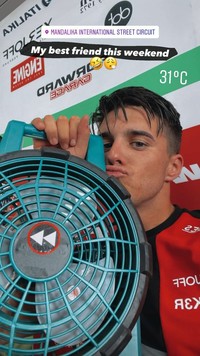 Cuaca panas sudah bukan hal asing lagi di Indonesia. Saat cuaca panas, orang-orang memilih untuk ngadem. Begitupun yang dilakukan pembalap MotoGP di Sirkuit Mandalika.