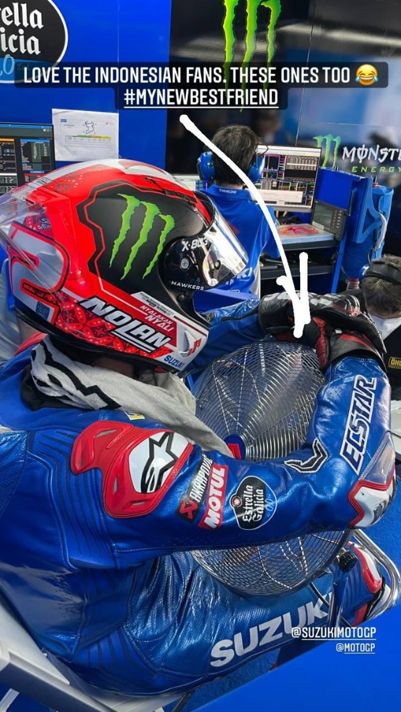 Cuaca panas sudah bukan hal asing lagi di Indonesia. Saat cuaca panas, orang-orang memilih untuk ngadem. Begitupun yang dilakukan pembalap MotoGP di Sirkuit Mandalika.