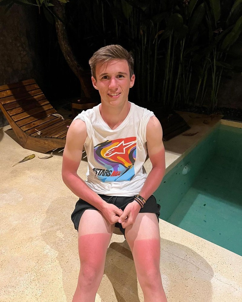 Cuaca panas sudah bukan hal asing lagi di Indonesia. Saat cuaca panas, orang-orang memilih untuk ngadem. Begitupun yang dilakukan pembalap MotoGP di Sirkuit Mandalika.