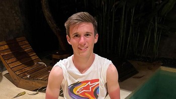 Sergio Garcia memamerkan kulitnya yang belang karena cuaca Lombok yang lagi panas. Dok. Instagram/sergiogarcia_11