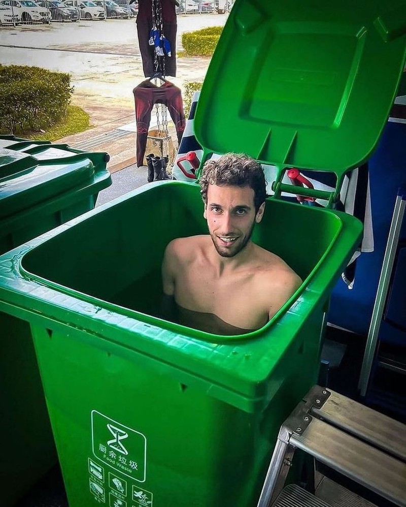 Cuaca panas sudah bukan hal asing lagi di Indonesia. Saat cuaca panas, orang-orang memilih untuk ngadem. Begitupun yang dilakukan pembalap MotoGP di Sirkuit Mandalika.