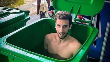 Alex Rins mengatasi kegerahannya dengan berendam. Bukan di bak, ia memilih tong yang umumnya sebagai bak sampah untuk berendam. Dok. Instagram/alexrins  