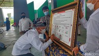 Terkait dukungan politik Jokowi untuk mendukung orang lain, pihaknya menyebutkan hal tersebut merupakan urusan orang-orang yang ada di Jakarta. Namun, kata dia, pihaknya bersama relawan lainnya tetap akan ikut Jokowi.  