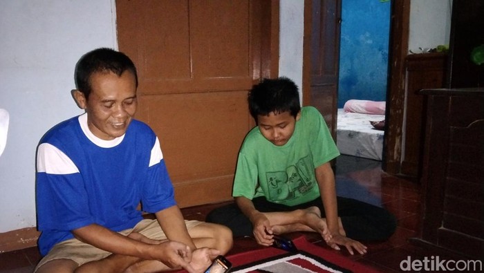 Remaja yang sempat mengeluarkan kertas-semut dari telinganya.