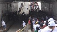 Ribuan penonton datang ke Lombok dari berbagai daerah di Indonesia.      