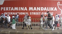 Sejumlah penonton berjalan melalui terowongan menuju tribun pada hari kedua MotoGP Mandalika di Pertamina Mandalika International Street Circuit di Praya, Lombok Tengah, NTB, Sabtu (19/3/2022). 