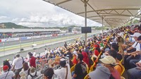 Penonton tampak antusias menyaksikan hari kedua perhelatan MotoGP Mandalika.  