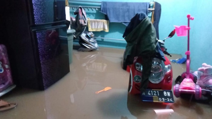 Salah Satu Rumah Warga yang Terendam Banjir di Carita