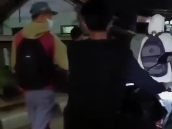 Screenshot Video Viral Gerombolan Remaja di Bekasi yang Disebut Bawa Sajam