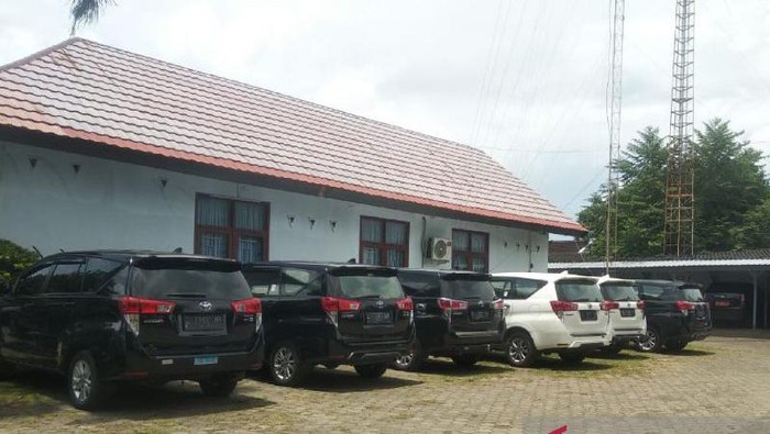 Sejumlah kendaraan roda empat dari agen perjalanan asal Malang, Jatim parkir di halaman Kantor Dinas Perhubungan NTB, Jumat (18/3/2022) (ANTARA/Dhimas BP)